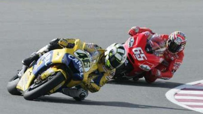 Valentino Rossi (Yamaha) a Loris Capirossi (Ducati) v závodě v Kataru.
