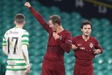 Lukáš Juliš a Michal Sáček slaví gól v zápase Celtic Glasgow - Sparta Praha