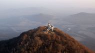 Kamenná rozhledna z roku 1850 a nejstarší horská meteorologická observatoř od roku 1903. Místo, kde je nejvíc bouřek v Česku.