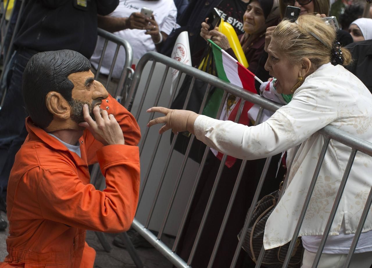 Foto: Jak loutky Ahmadínežáda a Asada křepčily u OSN v New Yorku