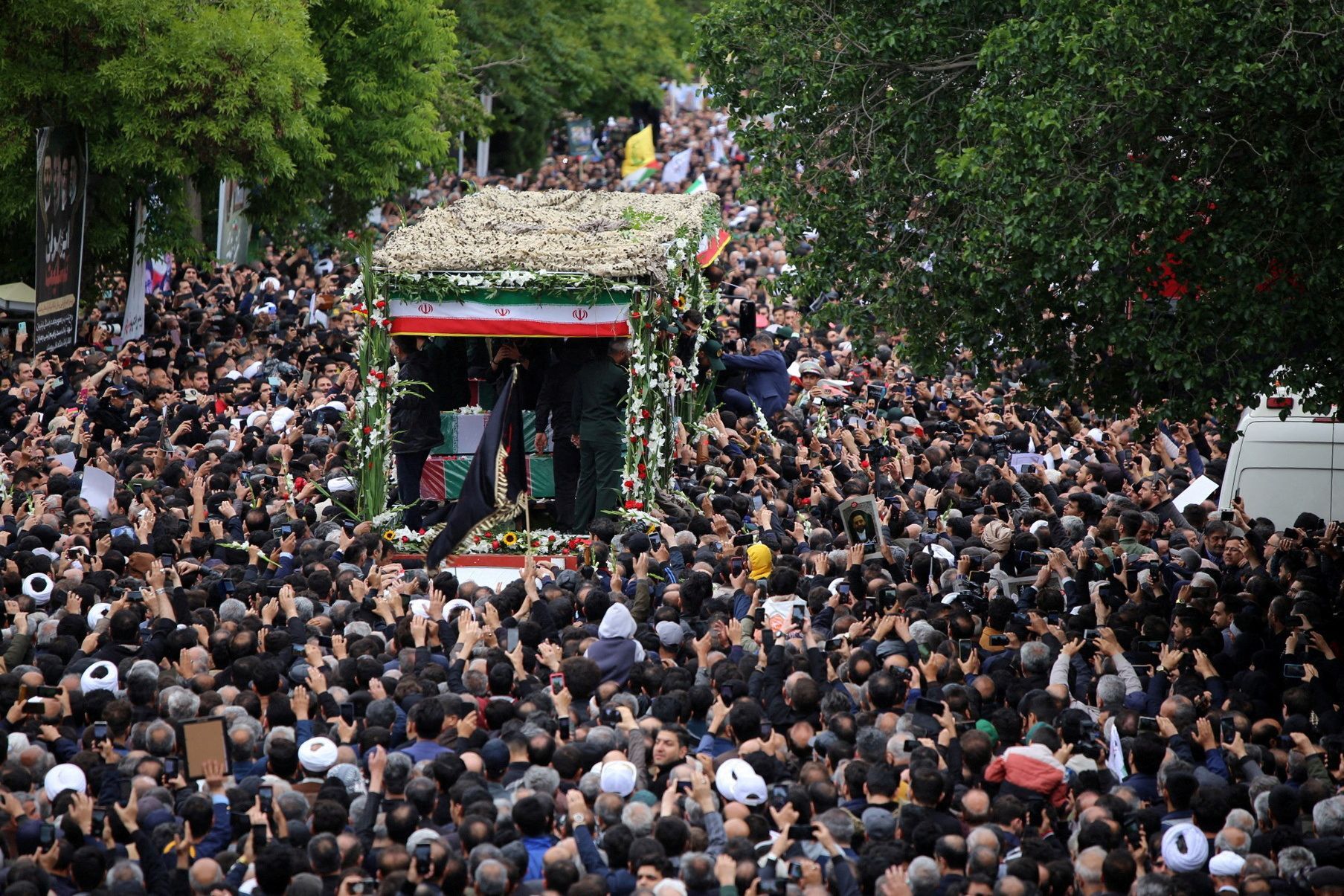Lidé se účastní pohřebního obřadu za zesnulého íránského prezidenta Ebrahima Raisiho v Tabrízu.