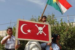 Kurdská PKK kývla na příměří, zbraně složí v únoru