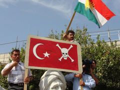 Protestují Turci i Kurdové.