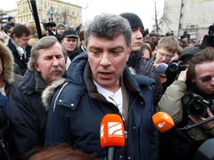 Boris Němcov na jedné z opozičních demonstrací.