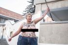 Aktivistka Femen protestuje v Kyjevě