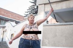 "Zeman je kulhavý netvor." Sextremistka se svlékla před českou ambasádou v Kyjevě, hrozila holí