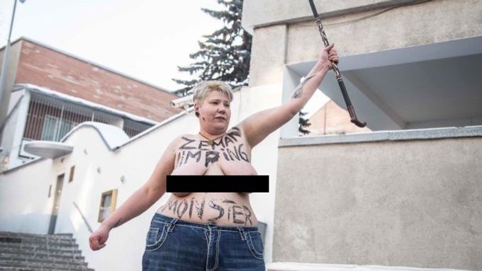 Aktivistka Femen při pátečním protestu v Kyjevě.