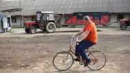 Studenti spí v ubytovnách přímo v zemědělském družstvu. Když je velká zima, topí si v kamnech. Někde není ani pořádný signál, v dnešní době je to takové retro. Někteří už pracují a stejně si vezmou dovolenou a z nostalgie přijedou. "Máme tu už i několik svateb," přikyvuje Urbancová. Šedesát procent zdejších brigádníků tvoří studenti z Ostravy a severní Moravy. "Na Lounsko jsme jezdili historicky už za komunismu, tak to teď držíme," vysvětluje.