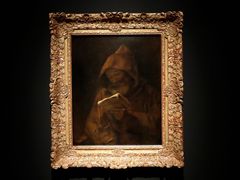 Rembrandt: Čtoucí mnich, 1661, zapůjčeno z Finské národní galerie. Téměř monochromatická malba plná klidu a ticha.