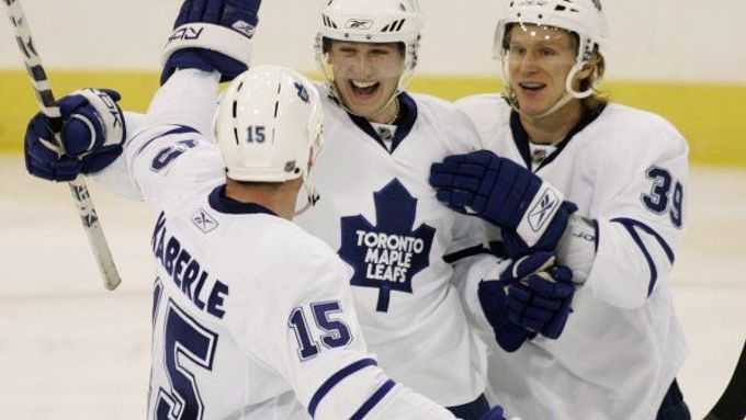 Tomáš Kaberle a Simon Gamache gratulují Jiřímu Tlustému (uprostřed) ke gólu ještě v dresu Maple Leafs.