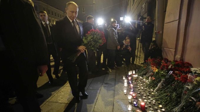 Současný útok může přijít Putinovi vhod, jeho režim má dlouhou historii spojenou s využíváním teroristických činů k ospravedlňování represí, říká Šír.