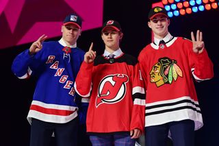 První trojka draftu NHL 2019: (zleva) Kaapo Kakko, Jack Hughes a Kirby Dach.