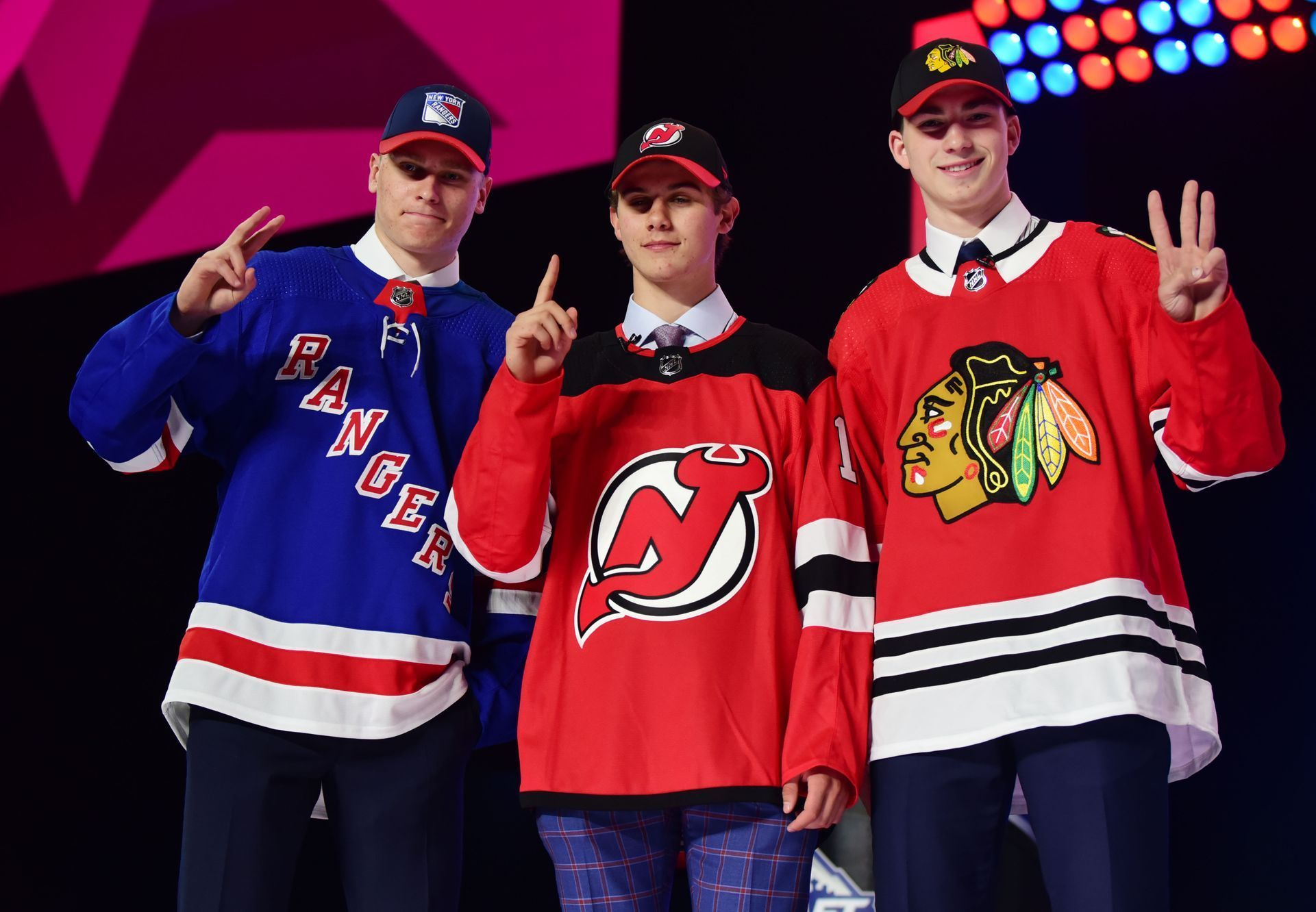 Draft NHL 2019: Jack Hughes (1., uprostřed), Kaapo Kakko (2., vlevo) a Kirby Dach (3., vpravo)