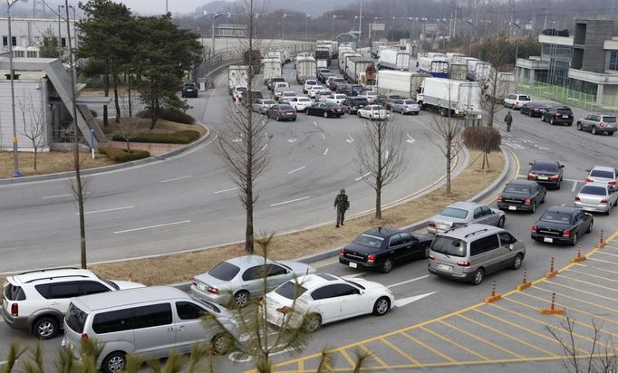 A South Korean soldier patrols as South Korean vehicles leave the South's CIQ (Customs, Immigration and Quarantine) office to go to the inter-Korean Kaesong Industrial Complex in North Korea, just south of the demilitarised zone separating the two Koreas, in Paju, north of Seoul, April 1, 2013. North Korea said on Saturday it was entering a "state of war" with South Korea, but Seoul and the United States played down the statement as tough talk. Pyongyang also threatened to close a border industrial zone, the last remaining example of inter-Korean cooperation which gives the North access to $2 billion in trade a year. REUTERS/Lee Jae-Won (SOUTH KOREA - Tags: TRANSPORT MILITARY POLITICS BUSINESS) Published: Dub. 1, 2013, 2:57 dop.