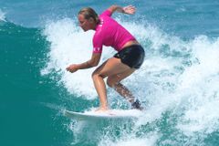 Sjet obrovskou vlnu netoužím, těch se strašně bojím, říká nejlepší česká surfařka