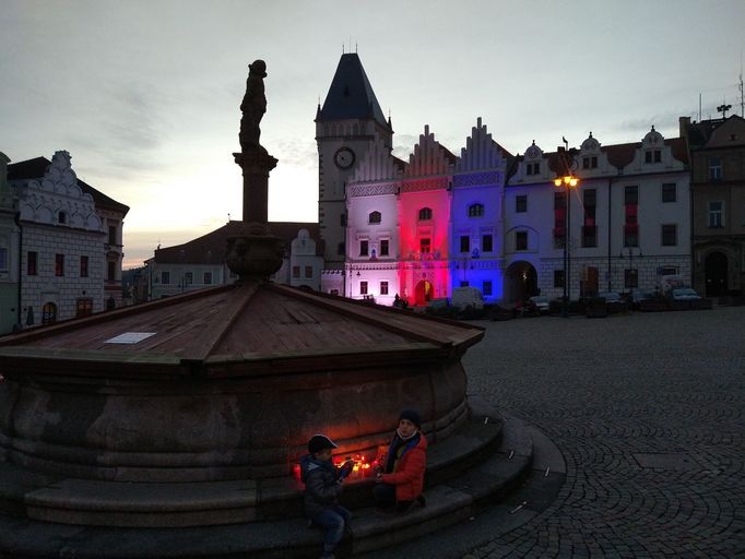 Tábor oslavil 17. listopad nasvícením čerstvě opravené Staré radnice na Žižkově náměstí v barvách trikolory. Na náměstí se před 31 lety scházeli lidé na demonstracích.