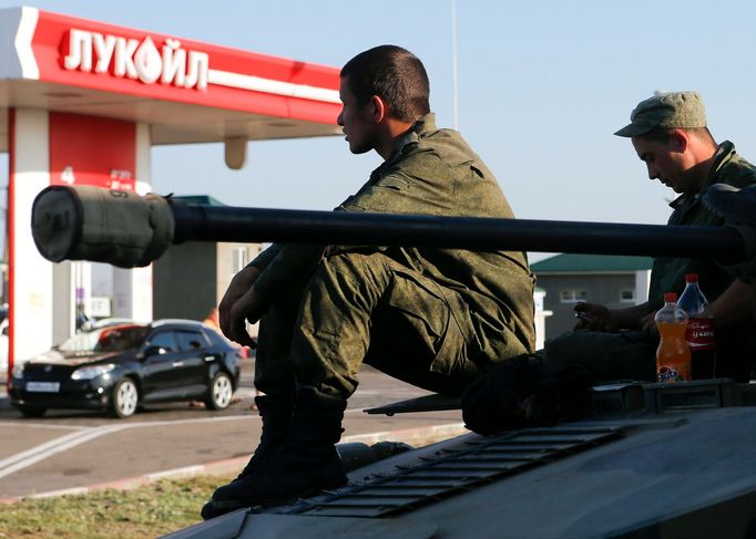 Kolona ruských obrněných vozidel na rusko-ukrajinském pomezí. Nedaleko odtud parkuje konvoj s humanitární pomocí pro Donbas.