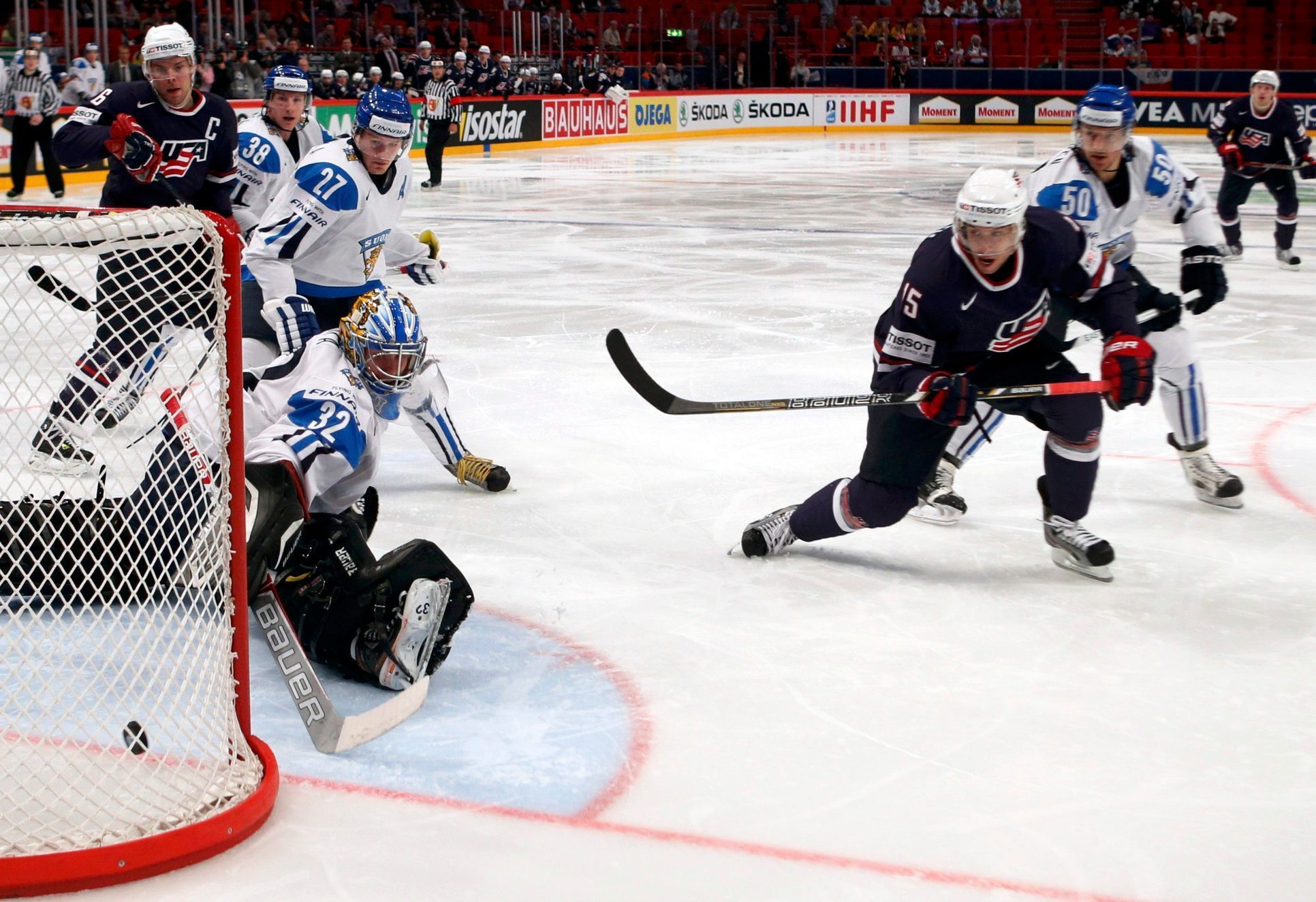 Hokej, MS 2013, USA - Finsko: Craig Smith (15) dává gól na 1:0