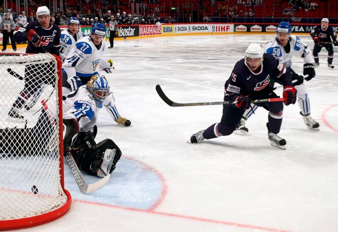 Hokej, MS 2013, USA - Finsko: Craig Smith (15) dává gól na 1:0