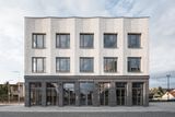 V Bělohradě na Jičínsku bude mít otevřené dveře nová radnice od studia re:architekti. Třípodlažní budova má zvlněnou fasádu a vznikla proměnou původního domu.