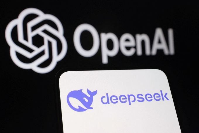 Loga společností Deepseek a OpenAI na ilustrační koláži.