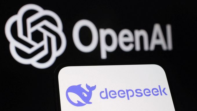 Loga společností Deepseek a OpenAI na ilustrační koláži.