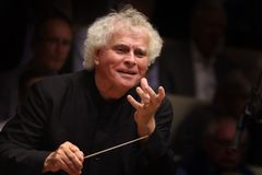 Česká filharmonie získala prvotřídní hvězdu. Podepsala smlouvu se Simonem Rattlem