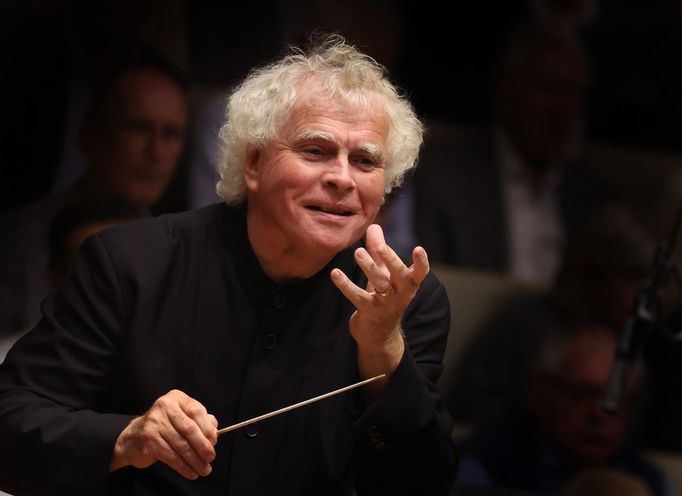 Sir Simon Rattle nově šéfuje Symfonickému orchestru bavorského rozhlasu v Mnichově. Na snímku je ze zahajovacího koncertu jeho sezony.