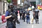 Proti teroristovi šel se skateboardem. Londýňané před útočníky ubránili restaurace, házeli i lahve