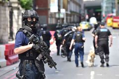 Proti teroristovi šel se skateboardem. Londýňané před útočníky ubránili restaurace, házeli i lahve
