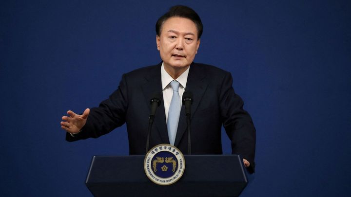 Korejský prezident čelí tlaku, aby kvůli vyhlášení stanného práva odstoupil z funkce
