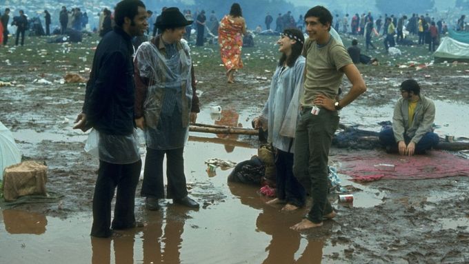 Pod mýtem o setkání báječných lidí na Woodstocku se skrýval také značný chaos umocněný deštěm, který pastviny proměnil v bláto.