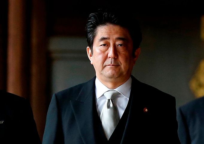 Japonský premiér Šinzó Abe v kontroverzní tokijské svatyni Jasukuni.