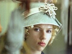 Scarlett Johanssonová ve filmu Vějíř lady Windermerové