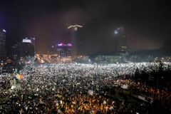 Půl milionu Rumunů zůstává v ulicích. Po stažení sporného zákona žádají i demisi vlády, tlak narůstá