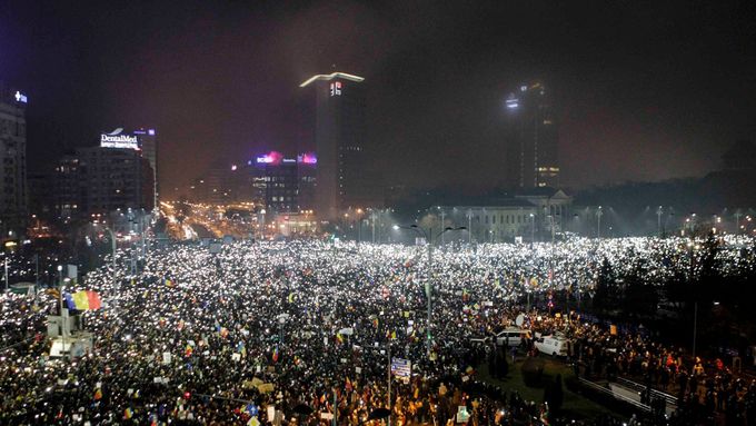 Na 300 tisíc lidí protestovalo v neděli v Bukurešti proti vládě.