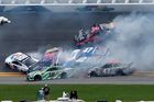 Velká havárie v závodě NASCAR na oválu v Daytoně 2019