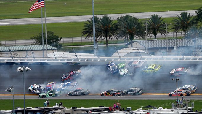 Velká havárie v závodě NASCAR na oválu v Daytoně.