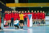 Osmifinálovému zápasu Rumunsko - Česko předcházely tradiční formality. Při české hymně vytvořily hráčky v červeném pomyslný lidský řetěz.