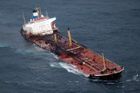 V Calaiské úžině se srazila nákladní loď s tankerem, znečištění moře ale nehrozí