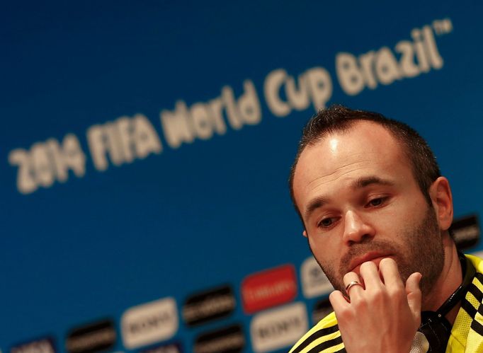 Andrés Iniesta na tiskové konferenci při MS 2014