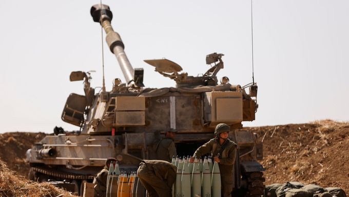 Izraelské dělostřelectvo poblíž hranic Pásma Gazy.