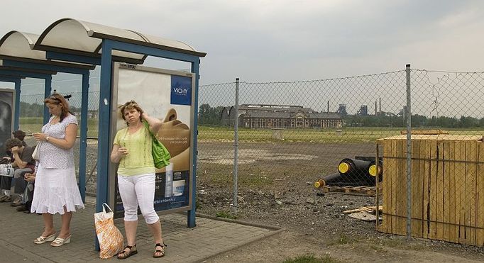 Dnes to u Karoliny vypadá takhle. Pustá plocha za autobusovou zastávkou na snímku nedává ani v nejmenším tušit, že na Masarykovo náměstí v samém srdci města je to odtud asi pět minut chůze.