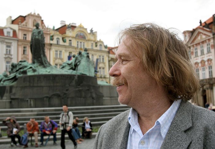 Jaromír Nohavica před památníkem Jana Husa na Staroměstském náměstí v Praze