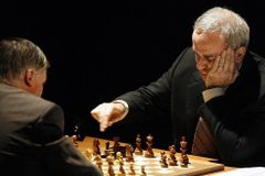 Kasparov si udržel náskok. Vede nad Karpovem 3:1