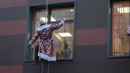 Trochu jiná služba záchranářů: Nemocné děti překvapili „Santové“ na lanech
