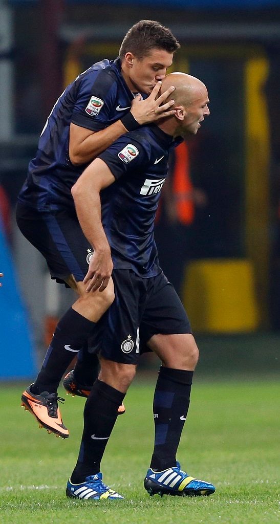 Kovačič a Cambiasso z Interu Milán se radují z výhry v Serii A proti Fiorentině