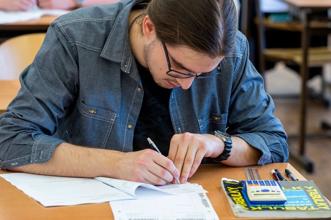 Studenti Střední průmyslové školy v Ústí nad Labem pracují 1. června 2020 na didaktických testech státní maturity z matematiky.