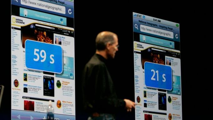 Šéf společnosti Apple Steve Jobs prezentuje vylepšený iPhone 3G.