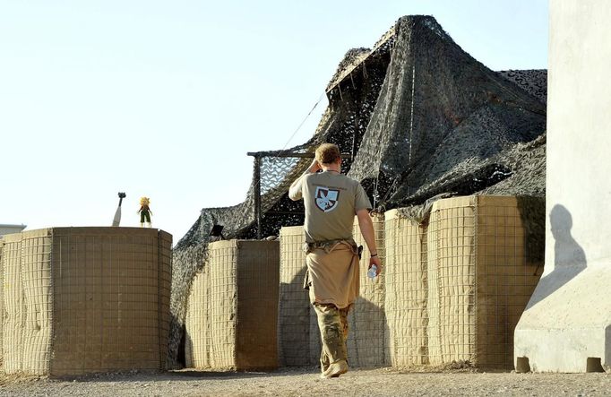 Britain's Prince Harry walks to the VHR (very high ready-ness) tent for the start of his 12 hour shift, at Camp Bastion, southern Afghanistan in this photograph taken November 3, 2012, and released January 21, 2013. The Prince, who is serving as a pilot/gunner with 662 Squadron Army Air Corps, is on a posting to Afghanistan that runs from September 2012 to January 2013. Photograph taken November 3, 2012. REUTERS/John Stillwell/Pool (AFGHANISTAN - Tags: MILITARY POLITICS SOCIETY ROYALS CONFLICT) Published: Led. 21, 2013, 9:13 odp.